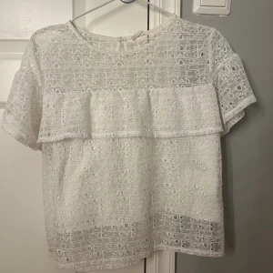 Zara blus  - Säljer denna zara blusen i storlek s. Knappt använd. 