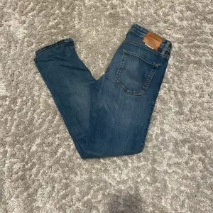 Blå jeans från Jack and Jones i modellen regular/clark. Storlek 29/32. Nypris runt 600 och mycket bra skick (9.5/10 så gott som ny).Hör av er vid prisförhandling, fler bilder, mått eller  andra tankar så kommer svar snabbt💫