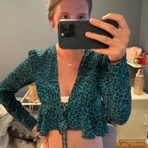 Fest Topp - Så snygg fest topp med Leo print  från Double Crazy, storlek M💚