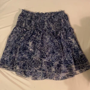 Blå Volangkjol  - Blå volangkjol, köpt i Spanien och i storlek S