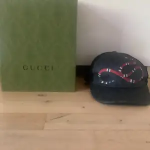 En äkta Gucci keps som nuvarande kostar 5000kr på olika hemsidor och kan inte köpas på guccis hemsida. Storlek:du bestämmer hur den ska sitta