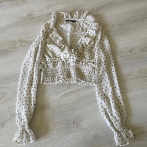 Prickig blus🖤 - Super söt blus som jag inte använder!💗💗