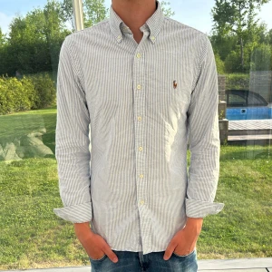 Ralph Lauren skjorta  - Säljer denna feta randiga raffe skjortan i slim fit S, modellen i bilden är 183cm 68 kg | kom pm för fler bilder eller frågor | pris kan diskuteras 😁🔥