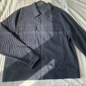 Kostym jacka - Använd endast en gång, aldrig använd efter det! Ny skick storlek XL.  Säljer då nu den är för stor för mig. Köpt från Brothers så bra kvalitet! Går ner i pris vid snabb affär annars fast pris.