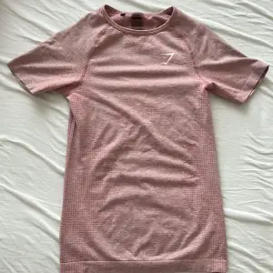 Jättesnygg T-shirt från gymshark 🦈😍 finns någon mindre fläck men inget som syns 