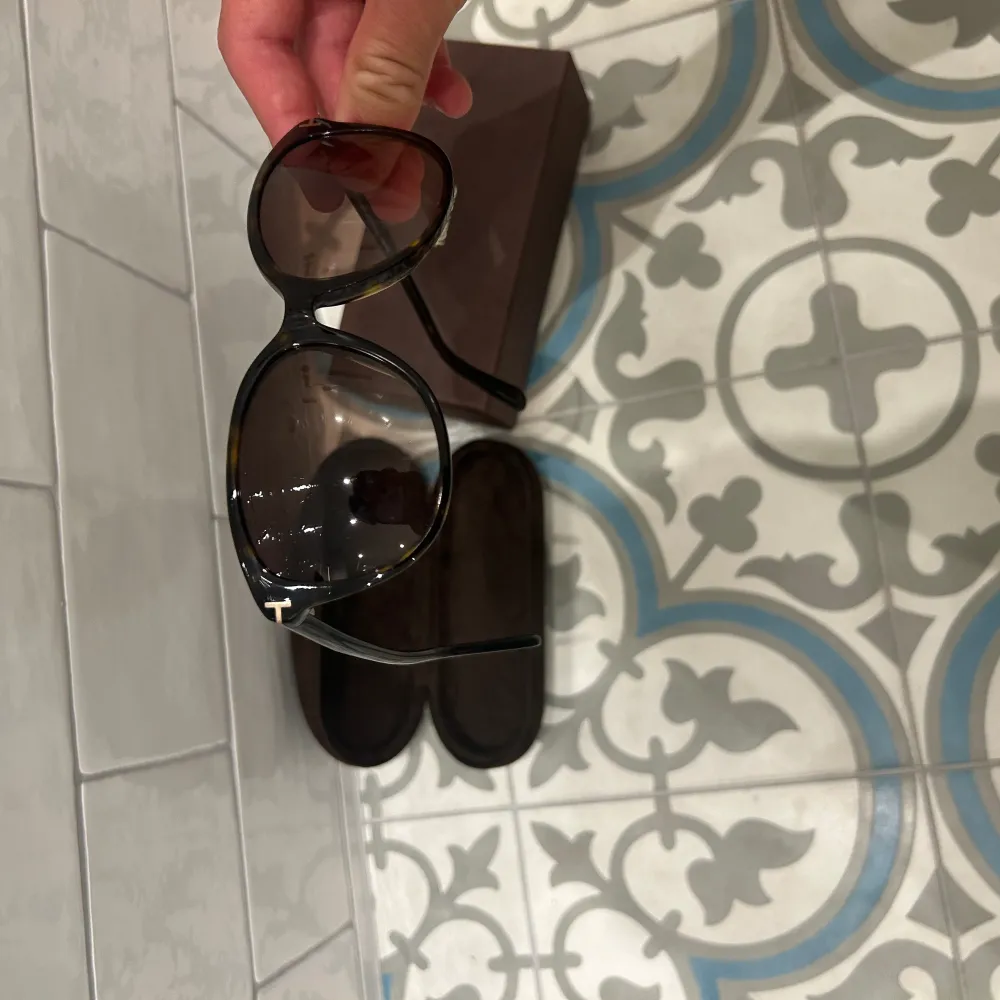 Tom ford solglasögon till sommarn  Snygga och i helt perfekt skick aldig använda och tonade glas. Säljer åt mamma. Övrigt.