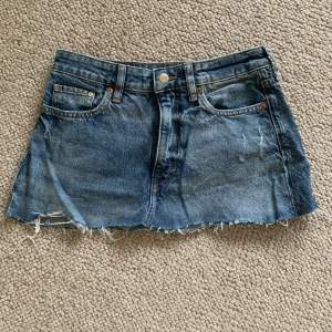 Stl 36, oanvända jeans shorts som jag gjort om till en fin lågmidjad jeans kjol💗