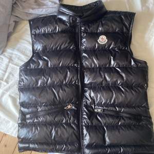 Moncler gui väst i storlek 1 skick 10/10 använd Max 3 gånger, A k0pi@, pris ej hugget i sten