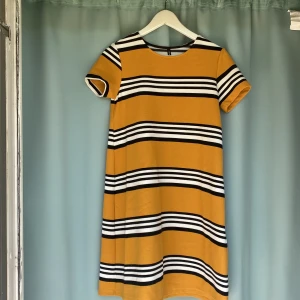 Klänning  - Klänning i 69%polyester 30%viskos 1% elastisk Köpt denna klänning utomlandsresa därav klädmärket.