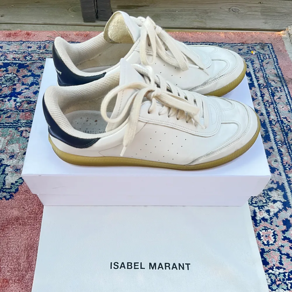 Såå snygga Isabel marant sneakers i modellen bryvee perfekt till sommaren. Nypris över 4000kr.. Kengät.