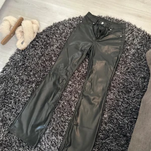 Skinnbyxor - Säljer mina skinnbyxor då de inte används längre 💞 skriv för frågor 