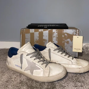 Golden goose - Tjena! Säljer dessa feta golden goose som är perfekta till sommaren! Det ända felet med dom är hålen i sulan som man ser på 3e bilden, men det går att limma ihop så blir det toppen!👌😁