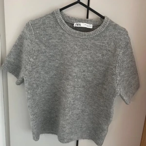 grå stickad t shirt  - Från Zara! 