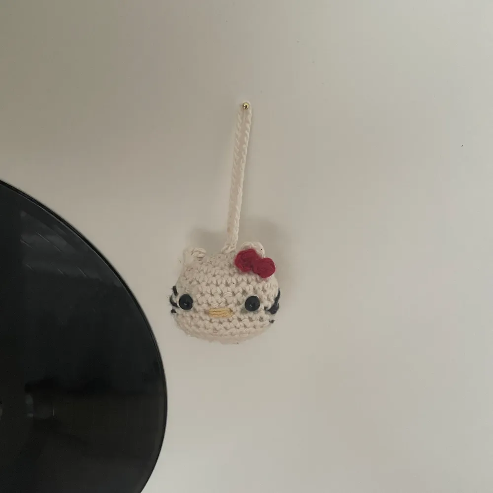 Gullig Hello Kitty Väsk charm eller nyckel ring 💗 den är gjord av Cotton garn och är välgjord 💫. Accessoarer.