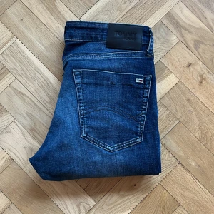 Tommy hilfiger jeans - Jeans i strlk 31WL36, skulle passar bra om du har 34L i vardags