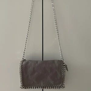 Väska - Inköpt för flera år sedan men är i väldigt fint skick! 