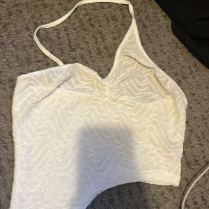 Sommar topp  - Aldrig använd. Ganska genomskinligt.  Som ny! Tar ej fler bilder på detta för den är som sagt genomskinligt så känner mig ej bekväm me det :( 