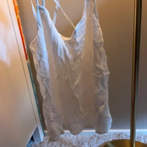 Linne topp - Gulligt sommarlinne 🤍 storlek 38, finns inga tecken på användning förutom att den är lite skrynklig 🥰