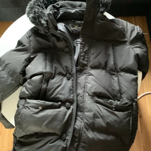 Siksilk parkas - Den är i dugligt skick har en röd fläck på den men funkar fortfarande går att tvätta bort!
