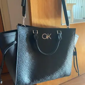 En fin och rymlig väska från Calvin Klein. Den är nästan som ny och har en liten defekt (se bild 3). Köpt för över 1000kr, pris går att diskuteras!💞