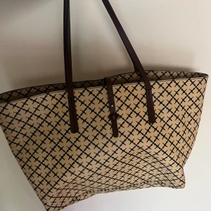 By Malene Birger väska - Använd någon enstaka gång, slutsåld, köpt för 3499kr, ingår en liten mini väska 💕