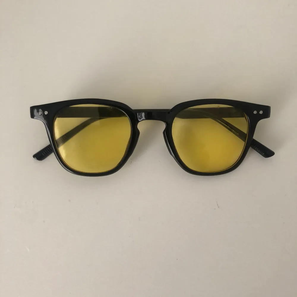 Säljer dessa snygga solglasögon 149kr styck, bra skick snygga till sommaren, finns i gul och blå färg. Fodral + puts  ingår!. Accessoarer.