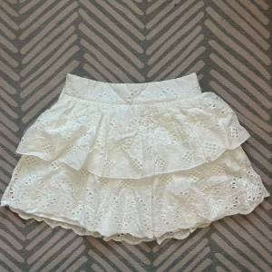 Volangkjol broderie - Säljer denna sååå fina volangkjolen som tyvärr var för liten för mig. Aldrig använd och prislapparna sitter kvar! Stl 38 men skulle mer säga att den sitter som en 34/36🫶🏼
