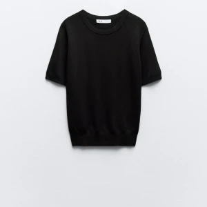 Stickad topp  - Zara t shirt svart i bra skick