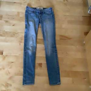 Säljer dessa blå skiny jeans från hollister då de inte kommer till användning🌸 strl W23 L29🌸 skriv prisförslag privat🌸 kontakta för fler bilder eller funderingar🌸🌸