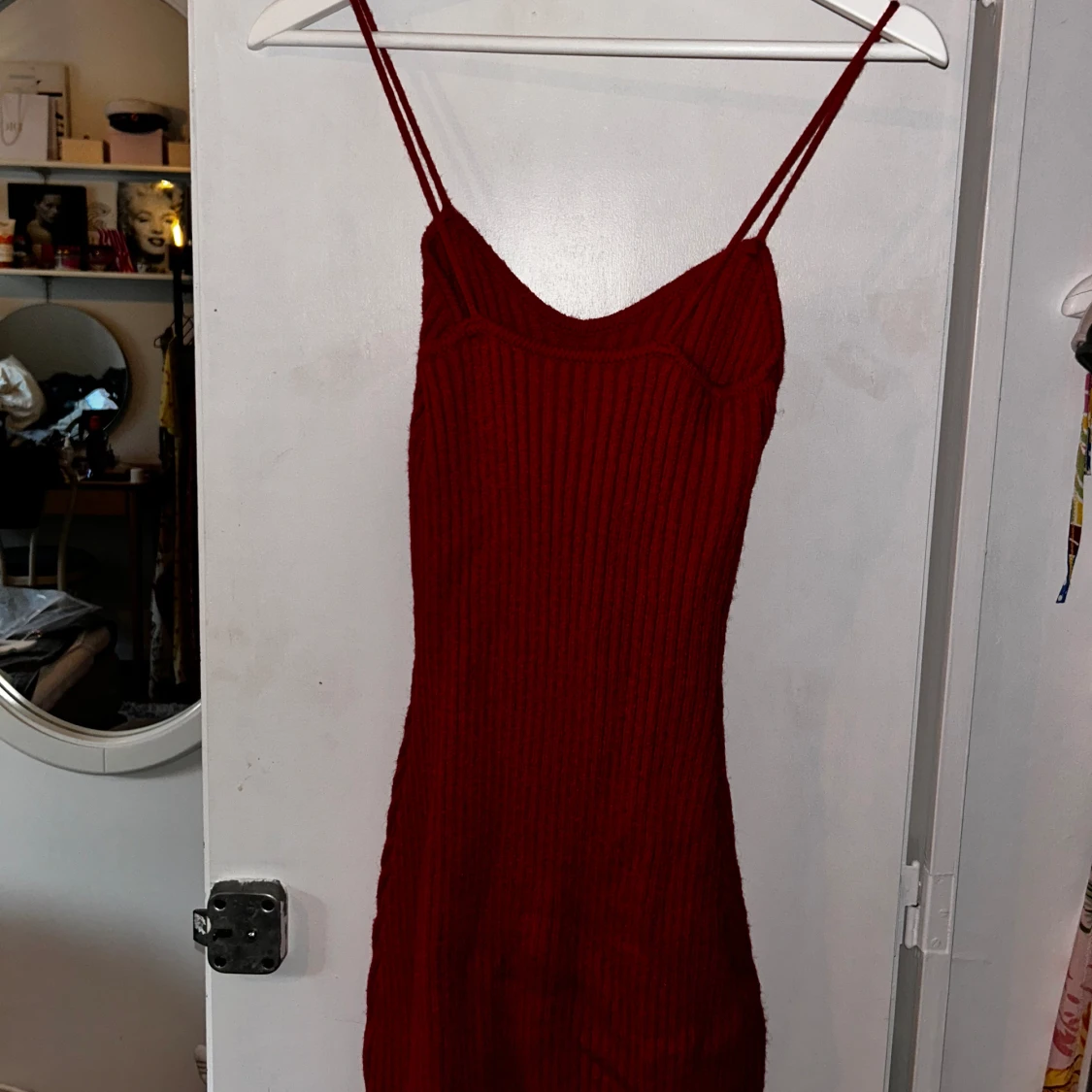 Röd stickad klänning med slits - 91