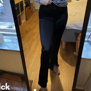 Svarta byxor, brunt linne, vitt linne - 🌸