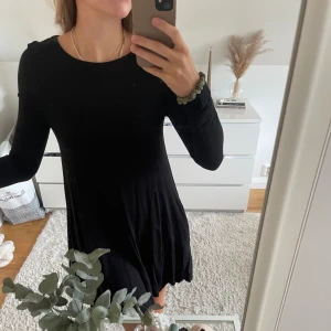 Svart klänning - En svart stretchig klänning från Gina. I supermycket och skönt material. Har två fickor vid sidorna och är i storlek XS. Kommer tyvärr inte till använd för mig längre men är i fint skick🧡💛