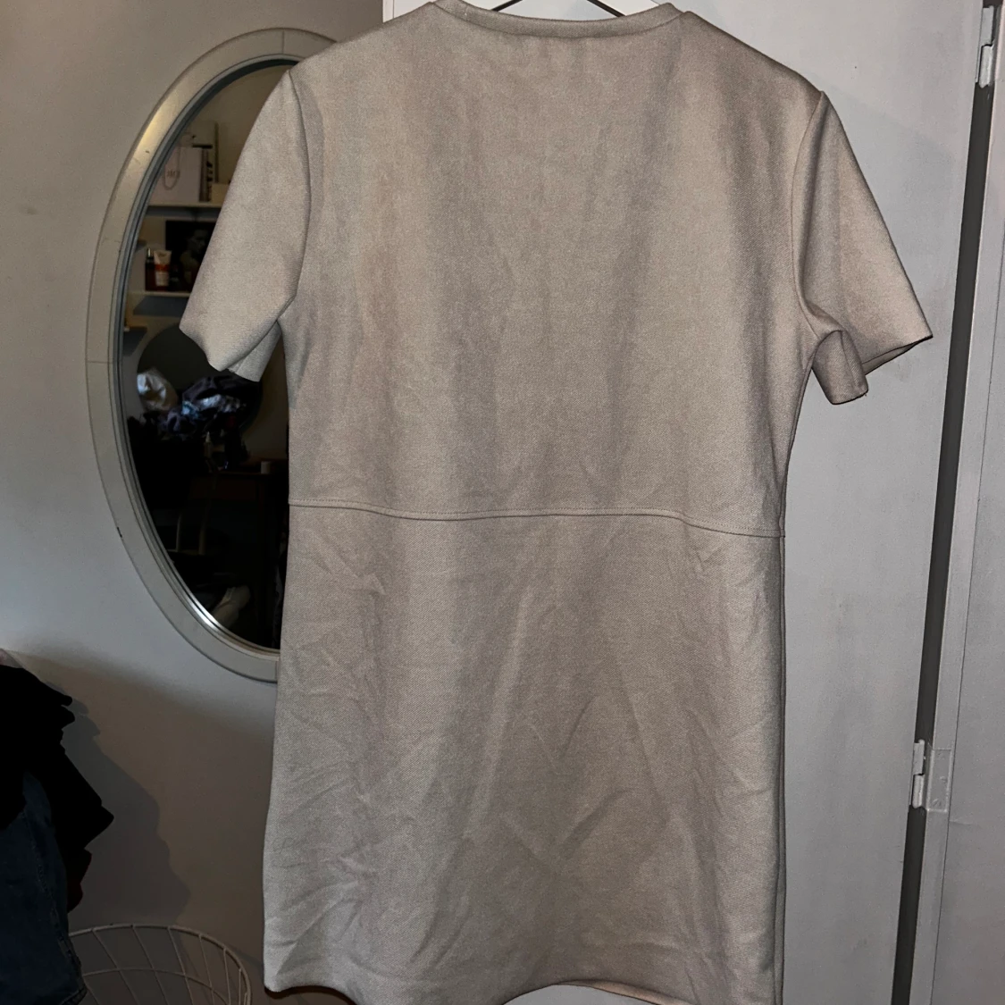 Beige klänning med detaljer - 91