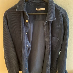 Zara Overshirt  - Zara Overshirt  Skick: som ny  Pris: 300kr Storlek: L Kan mötas upp i Stockholm 