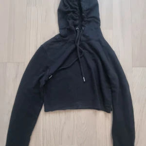 Kort svart hoodie - Som ny. 