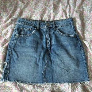 Jeanskjol gina - Säljer denna super fina jeanskjol från Gina som inte längre kommer till användning, den är i ett superfint skick och är i storlek 34/XS👖 