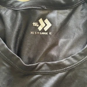 Tränings tröja  - Två tränings tröjor av samma modell, aldrig använt 