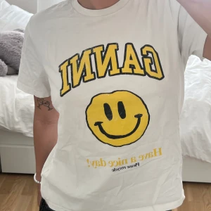 Ganni t-shirt - Säljer nu min Ganni t shirt som jag har tagit hand om jättebra, den är så gott som ny🫶🏼 Har kvittot kvar💖🫶🏼 pris kan diskuteras