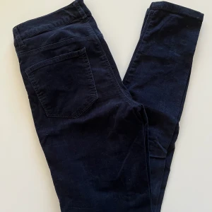 Marinblå manchester lindex byxor - Fina marinblå manchester byxor med avsmalnad ankel och mellanhög midja från Lindex. I väldigt bra skick. Storlek 36, normal i storleken. Upphämtning i Malmö möjligt.