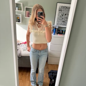 Zara topp  - Så gullig topp/blus från zara Har nästan aldrig använt så den är i bra skicka och har inga defekter. Perfekt till sommaren!