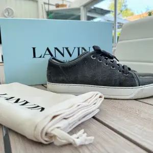 Trendiga sneakers från Lanvin i den eftertraktrade färgen 