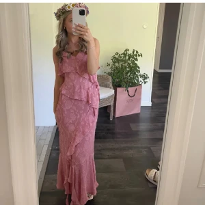 zara klänning  - fin rosa klänning från zara köptes förra sommaren och användes en gång på en kräftskiva, köptes för 600 på plick 