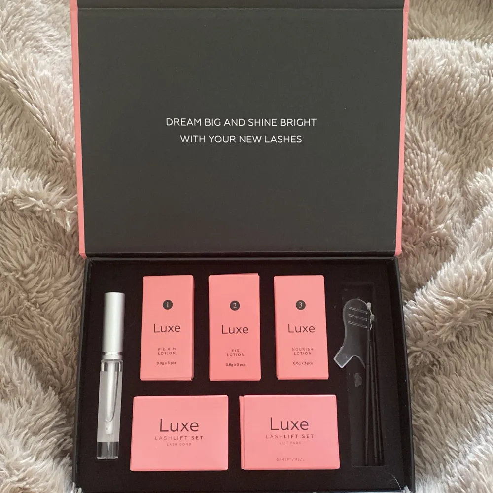 Sugen på testa göra egen lashlift? 😏  Testa LUXE Lashlift kit. Har använt endast en gång (så allt är med förrutom en pack ögonlappar) då jag fick utslag av den. Har tyvärr mycket känslig hud. Lätt att använd aoch belv annars super nöjd! . Skönhet.