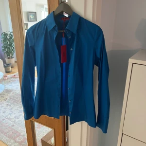 Skjorta Hugo Boss - Oanvänd skjorta från Hugo Boss (se tagg). Slim fit.