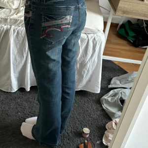 Unika Jeans - Skit snygga och unika jeans. Dem är lika snygga att vika ner midjan så blir dem extra lågmidjade. Men det kan man göra helt som man vill. 