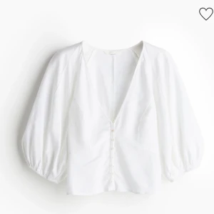 Vit blus  - Jättesöt blus från hm som är figursydd, perfekt till sommaren. Säljer den då den tyvärr är lite stor🩷slutsåld i s på hemsidan 