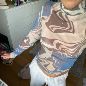 Mesh-topp - Långärmad topp i mesh från ginatricot. Bra skick, knappt använd. Storlek S. Lite polokrage. Perfekt för utgång eller fest. Pris kan diskuteras!