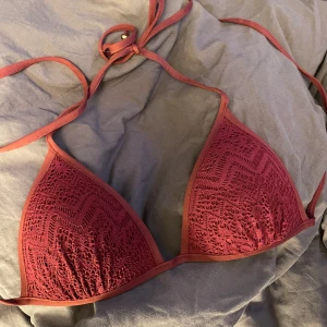 Bikini - Vinröd bikinitriangeltopp med lite pushup/vaddering. Fint skick!🩷Storlek 38 men lappen är bortklippt.