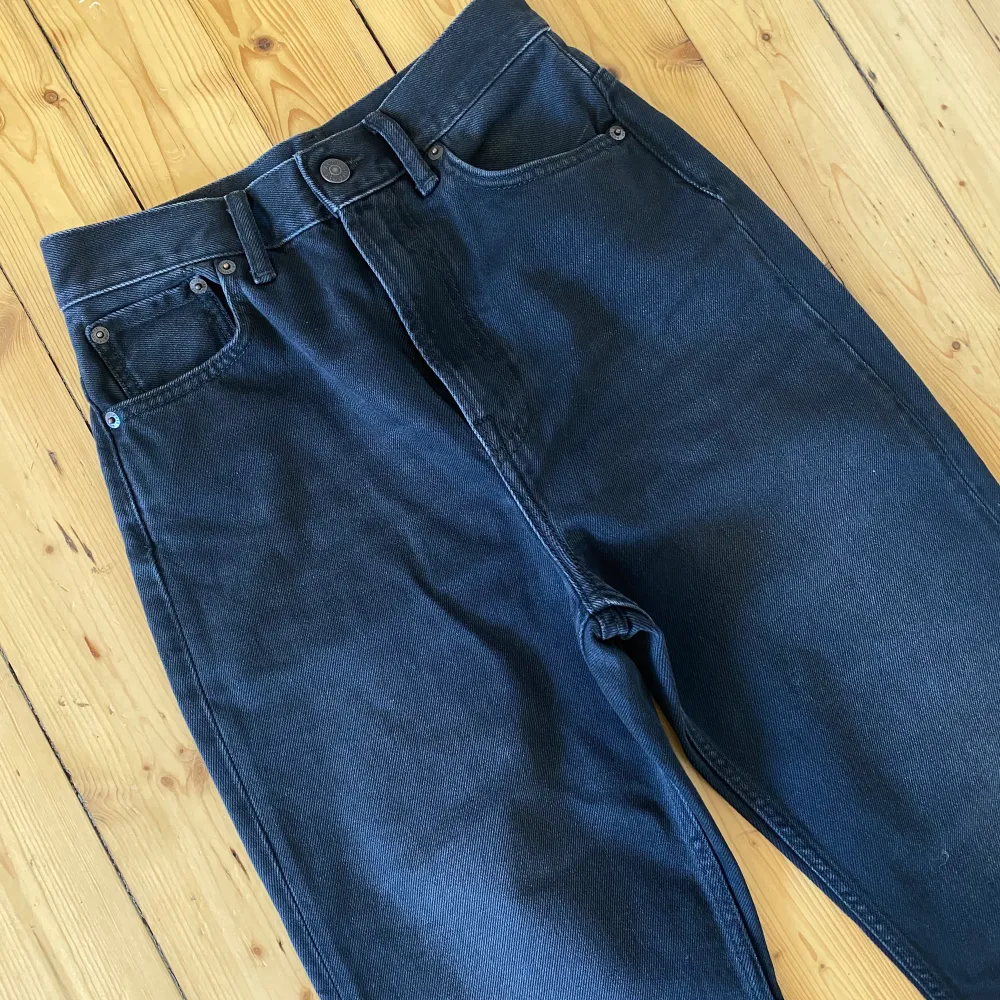 Very nice jeans from Acne Studios in their “1990” fit. Come with a straight leg and wide fit. Gently used and without flaws. Nypris: 4000:-. Jeans & Byxor.