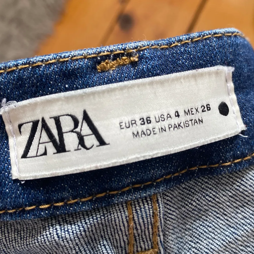 Säljer ett par jätte fina mörkblåa Bootcut jeans från zara för 350 kr+frakt💞💞. Jeans & Byxor.